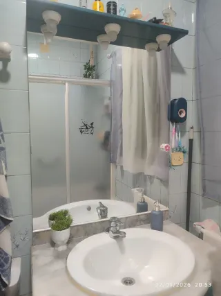 Mueble de baño con lavabo y espejo
