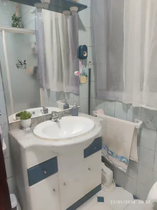 Mueble de baño con lavabo y espejo