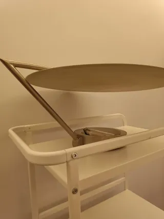 Lámpara de techo plateada y blanca