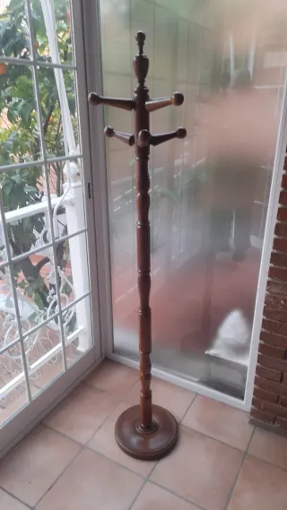 Perchero de madera antiguo, sillas , mesas etc .