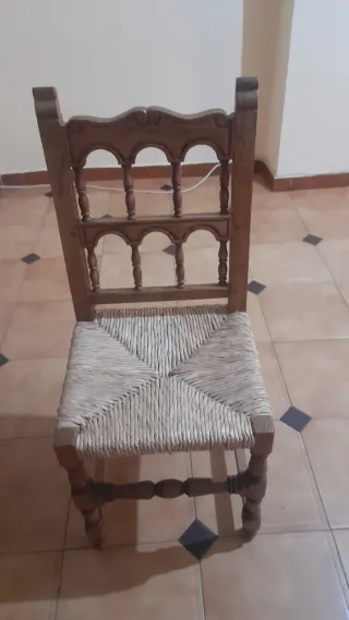 Perchero de madera antiguo, sillas , mesas etc .