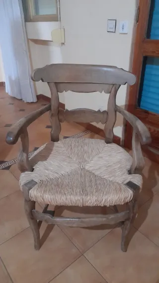 Perchero de madera antiguo, sillas , mesas etc .