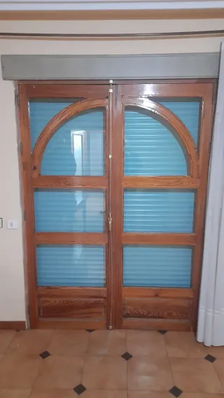 Perchero de madera antiguo, sillas , mesas etc .