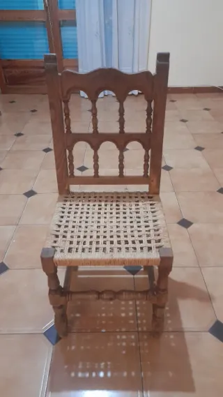 Perchero de madera antiguo, sillas , mesas etc .