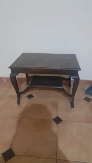 Perchero de madera antiguo, sillas , mesas etc .