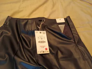 Pantalón Zara efecto piel negro nuevo con etiqueta