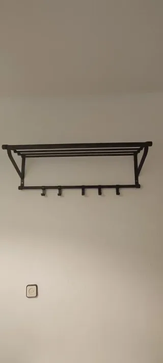 Banco zapatero Ikea blanco y perchero de pared