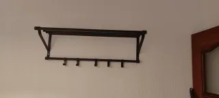 Banco zapatero Ikea blanco y perchero de pared