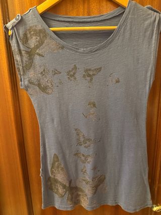 Camiseta azul con estampado de mariposas