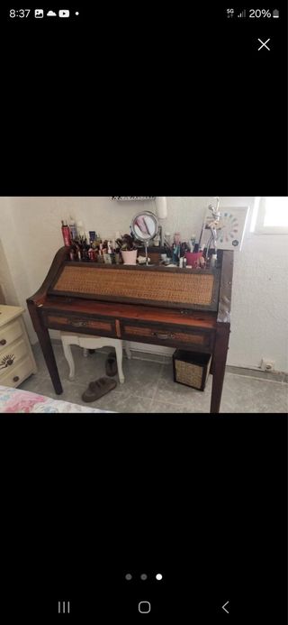 Escritorio de madera y mimbre