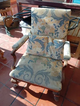 Sillones antiguos de tela y madera