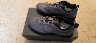 Zapatillas New Balance Grises y Negras