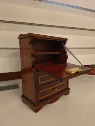 Joyero de madera con detalles dorados