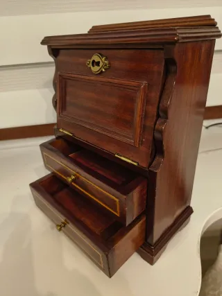 Joyero de madera con detalles dorados