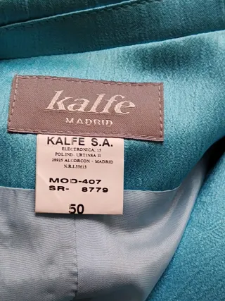 Traje de mujer marca  Kalfe de Madrid. Color azul