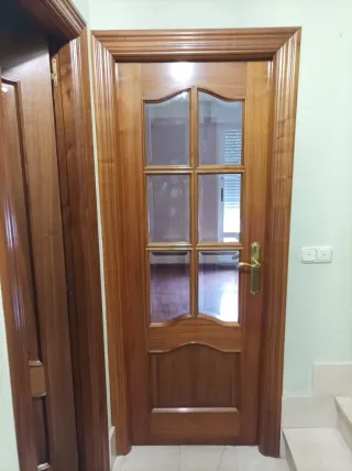 Puerta de madera maciza con cristal