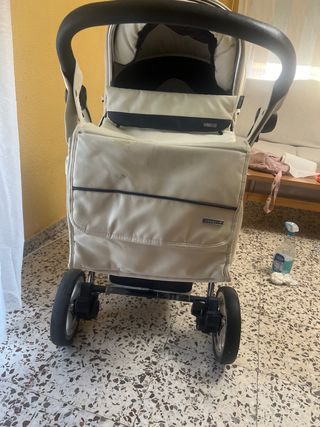 Carro de bebé blanco y azul marino bebecar