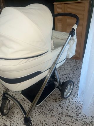 Carro de bebé blanco y azul marino bebecar
