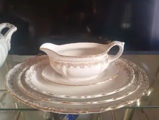 Vajilla de porcelana dorada y blanca