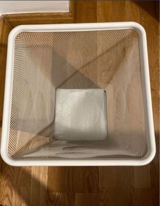 Papelera de metal blanca