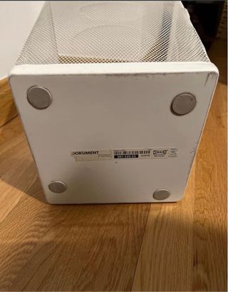 Papelera de metal blanca