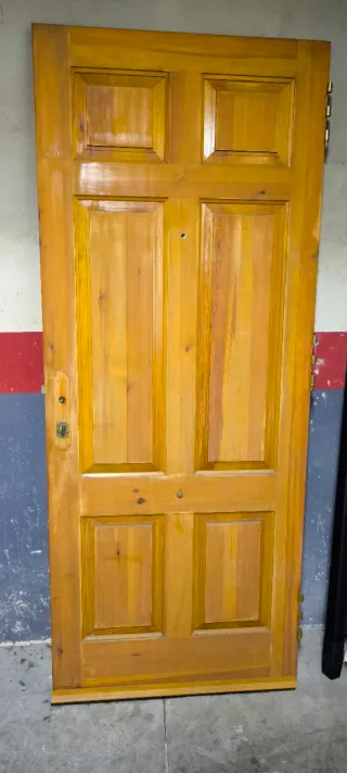 Puerta madera entrada vivienda