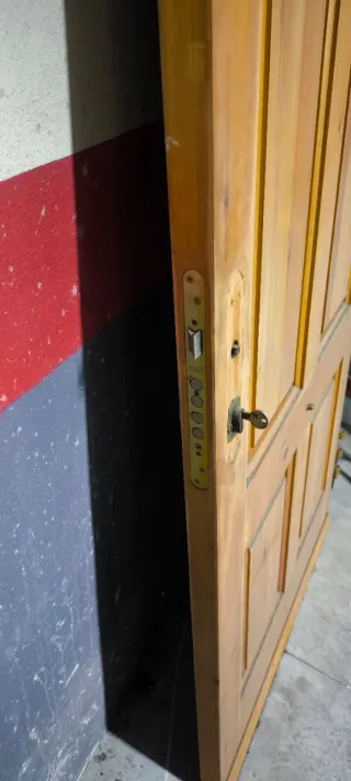 Puerta madera entrada vivienda