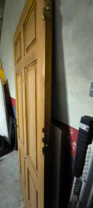 Puerta madera entrada vivienda