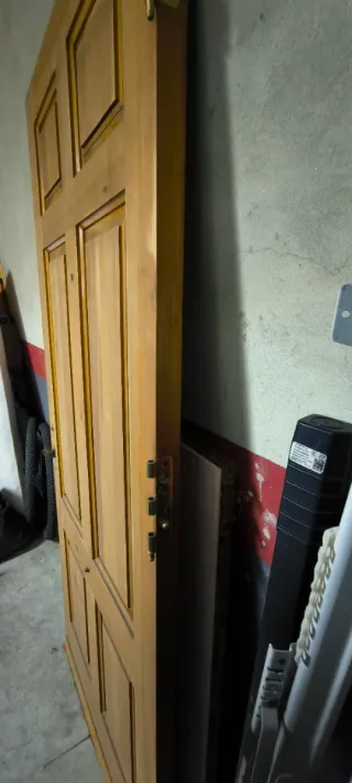 Puerta madera entrada vivienda