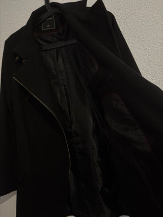 Abrigo negro estilo motero