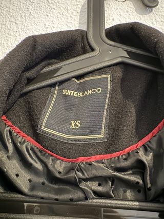 Abrigo negro estilo motero