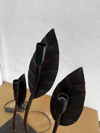 Candeeiro de Mesa Metal Design Folha Artesanal