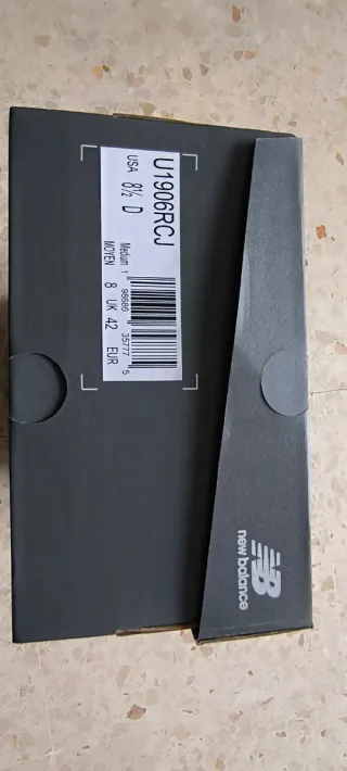 Zapatillas New Balance Negro y Dorado