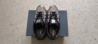 Zapatillas New Balance Negro y Dorado