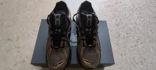 Zapatillas New Balance Negro y Dorado