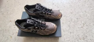 Zapatillas New Balance Negro y Dorado