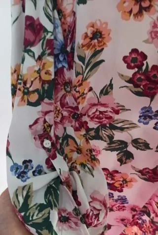 Blusa com flores da Stradivarius