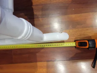 Due dondoli in legno bianco con cuscino. Cuscino a quadri in blu, giallo e bianco.