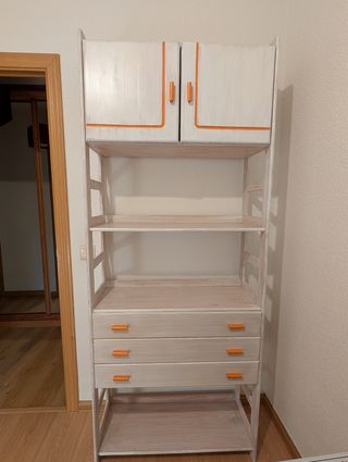 Estantería de madera blanca y naranja