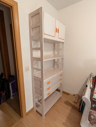 Estantería de madera blanca y naranja