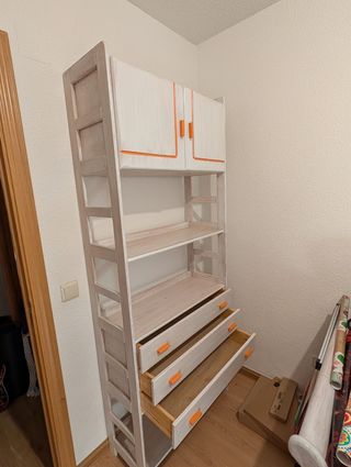 Estantería de madera blanca y naranja