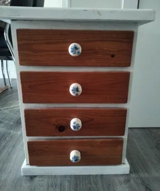 Mesitas de noche de madera con tiradores de porcel