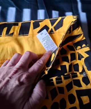 Pantaloni jeans stampa astratta giallo/nera