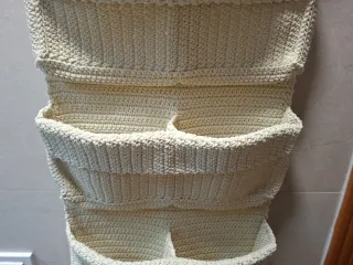 Organizador colgante Ikea y cestitos a juego.