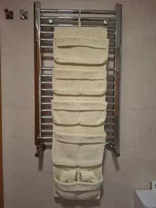 Organizador colgante Ikea y cestitos a juego.