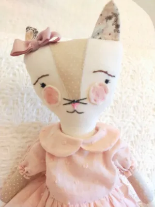 Muñeca de tela gatita rosa
