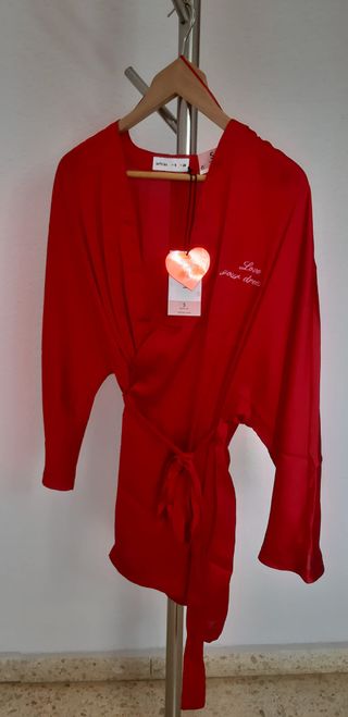 Bata de satén color rojo y bordado en rosa. De Lef