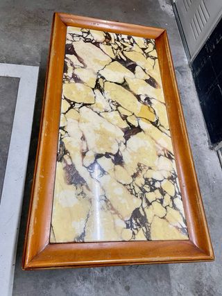 Mesa de salón de madera y mármol