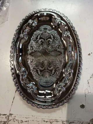 Bandejas metálicas plateadas decoradas