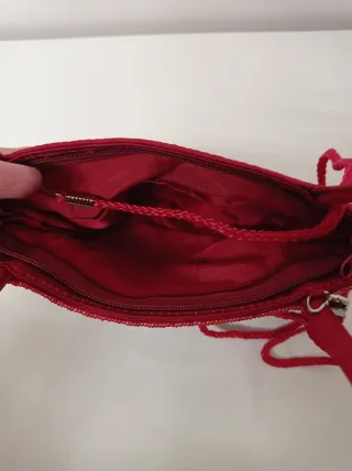 Bolso de mano rojo con pedrería